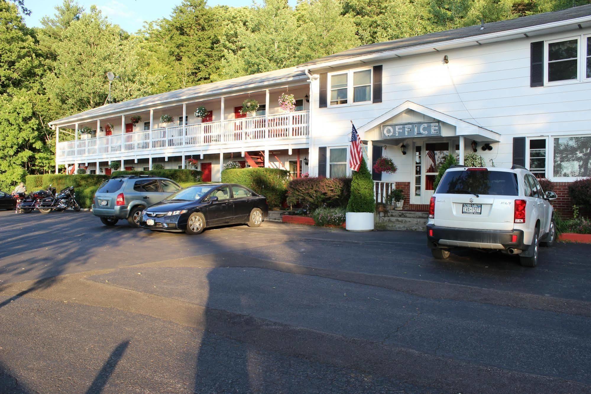 Chatham Travel Lodge Old Chatham Exterior photo