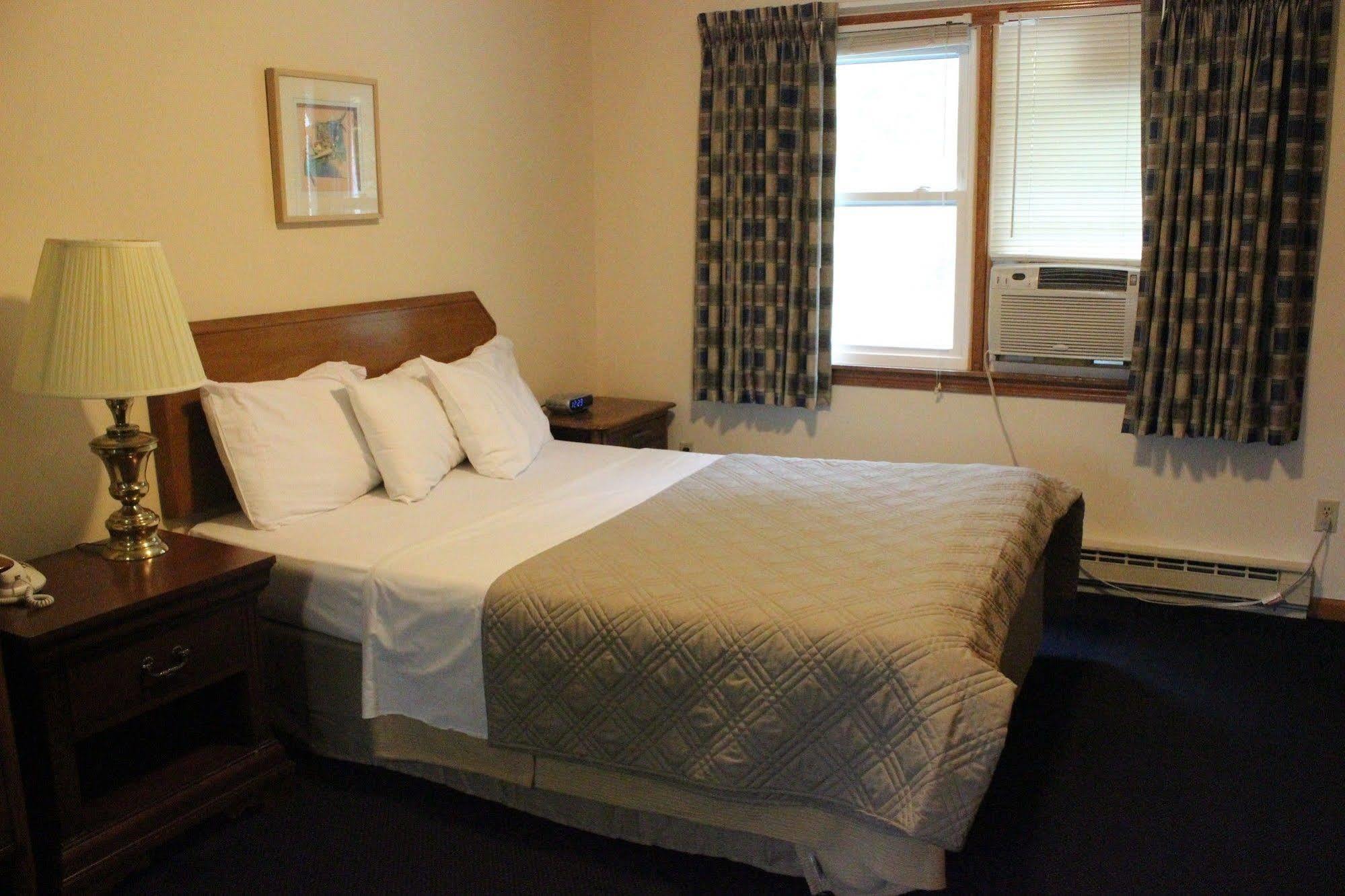 Chatham Travel Lodge Old Chatham Exterior photo